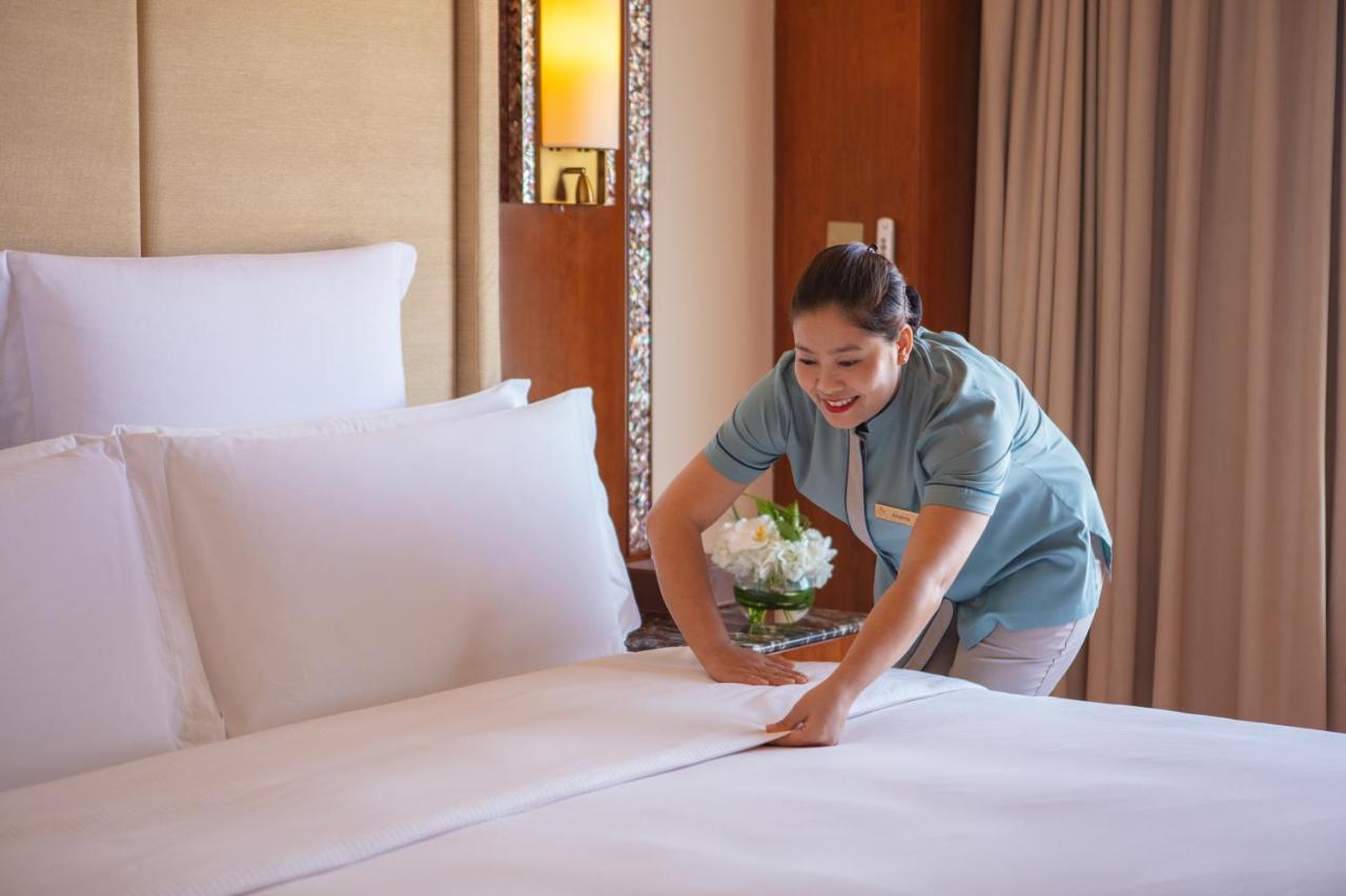 Jumeirah Messilah Beach Kuwait Koweït Extérieur photo A chambermaid making a bed