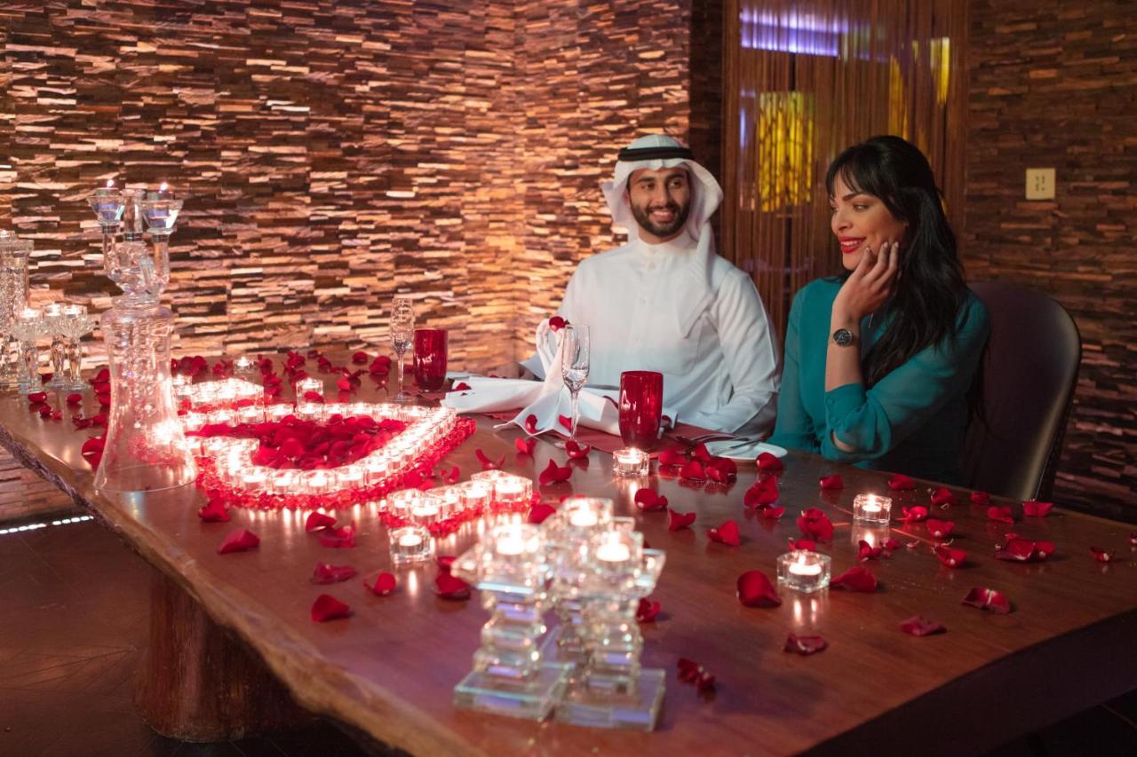Jumeirah Messilah Beach Kuwait Koweït Extérieur photo A couple at a restaurant in Dubai