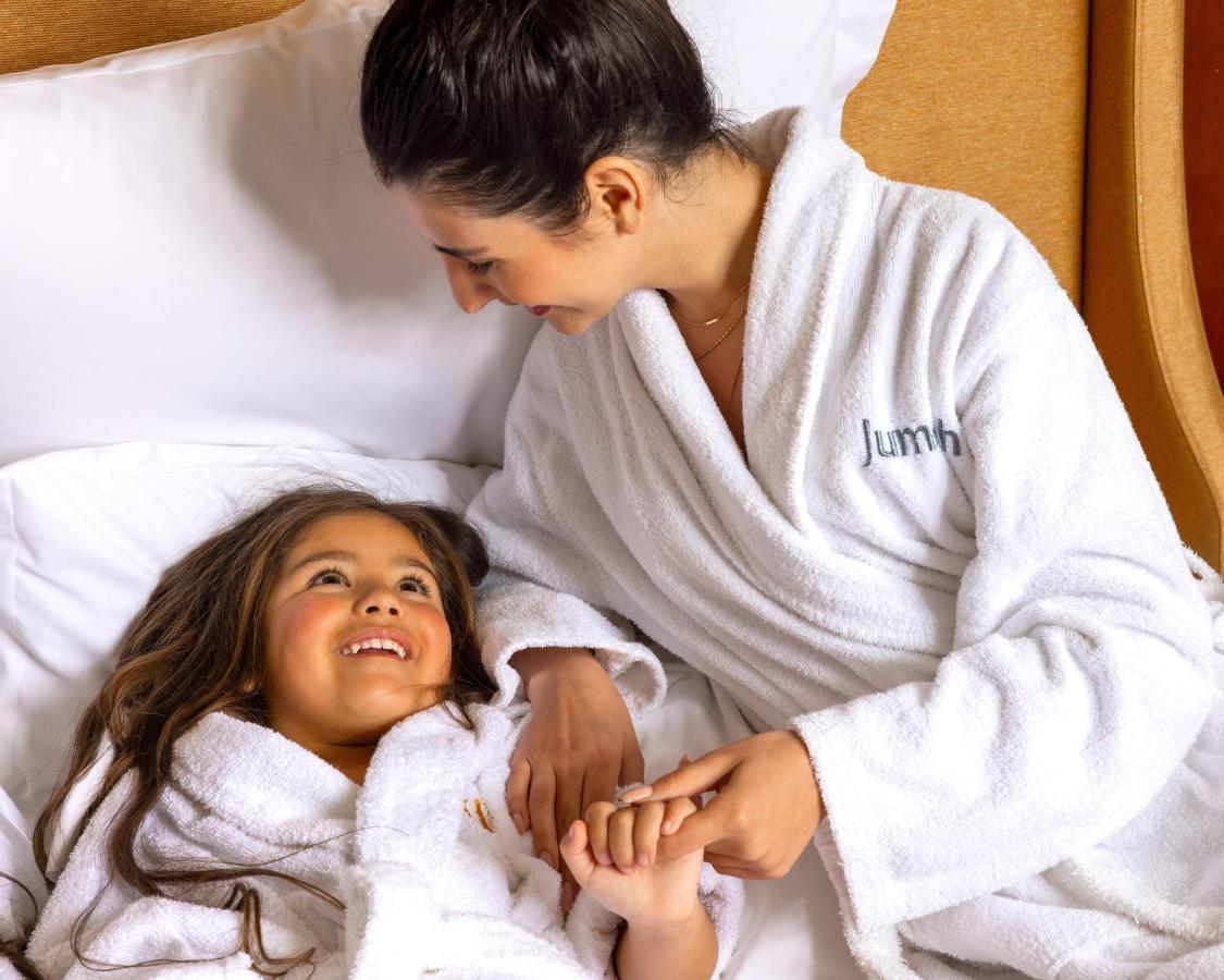 Jumeirah Messilah Beach Kuwait Koweït Extérieur photo A mother and daughter wearing bathrobes