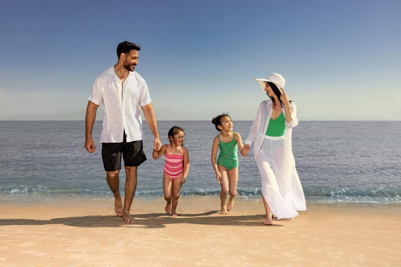 Jumeirah Messilah Beach Kuwait Koweït Extérieur photo Family on the beach