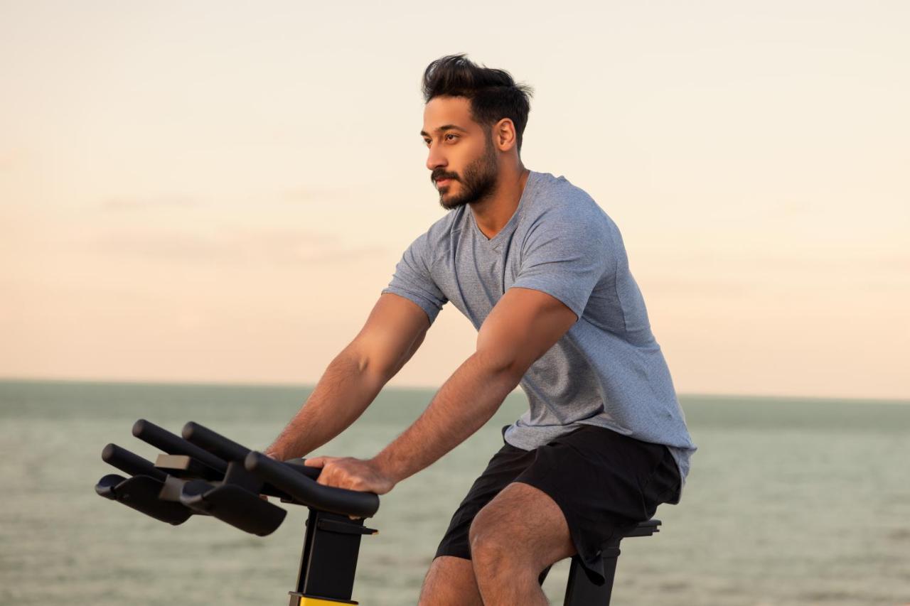 Jumeirah Messilah Beach Kuwait Koweït Extérieur photo A man on a stationary bicycle