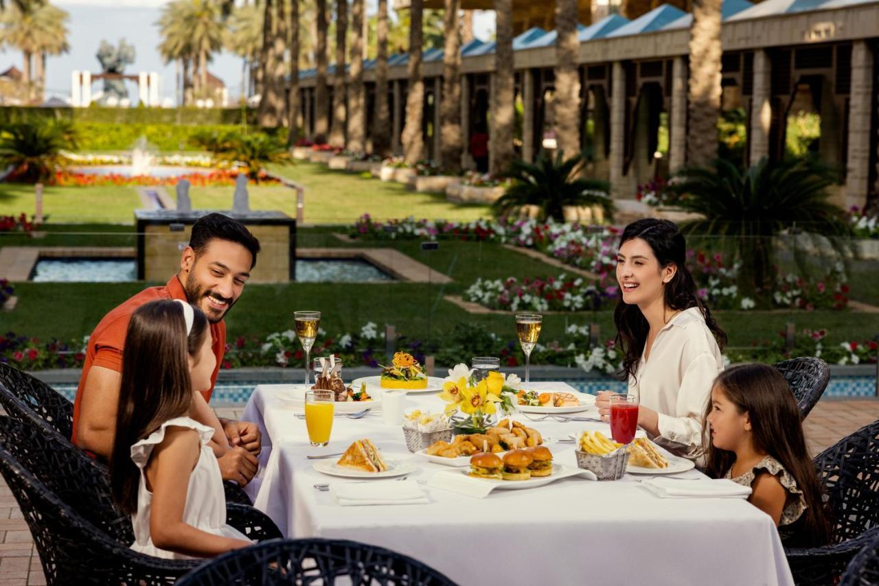 Jumeirah Messilah Beach Kuwait Koweït Extérieur photo Family dining at the resort