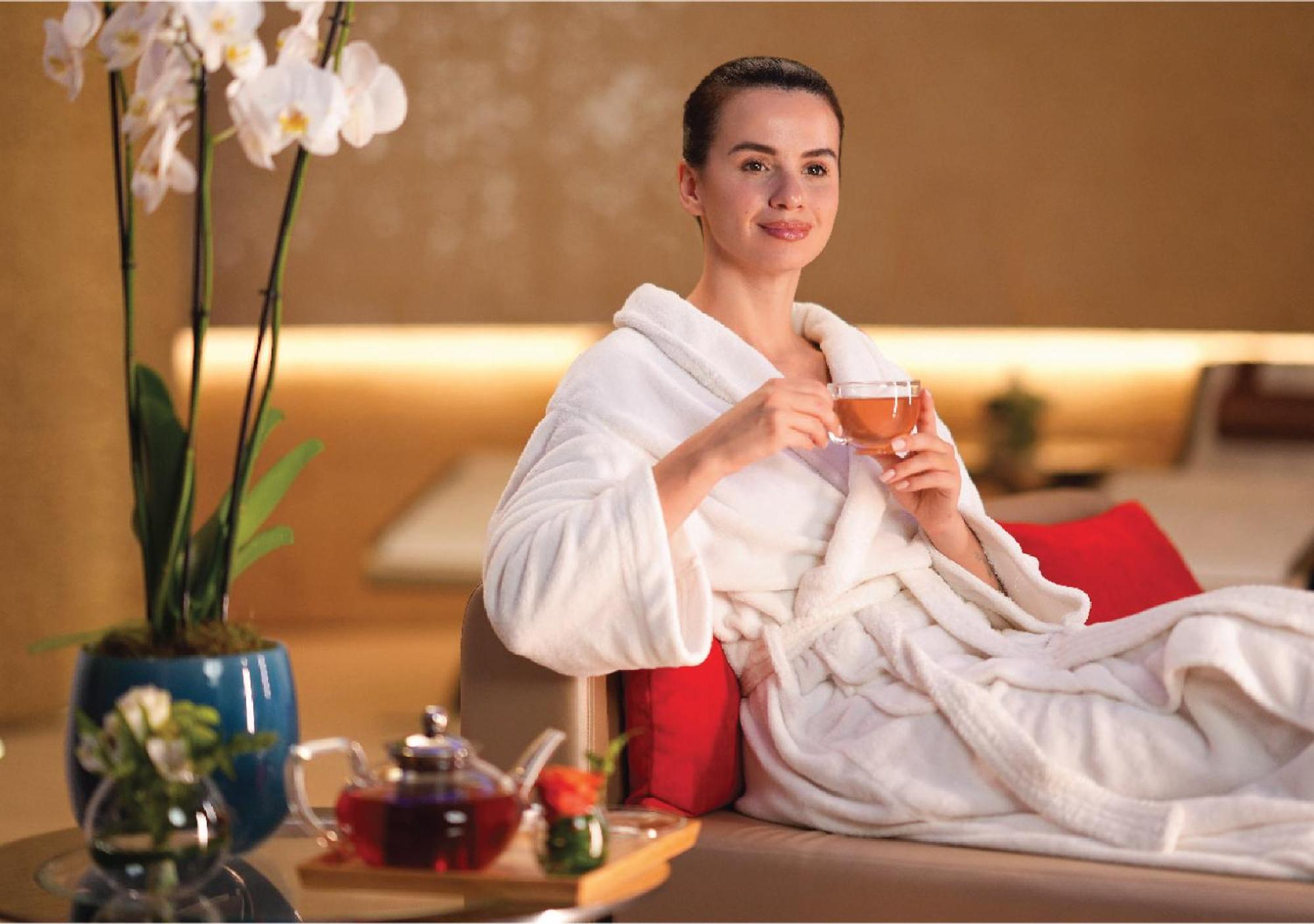 Jumeirah Messilah Beach Kuwait Koweït Extérieur photo A woman wearing a bathrobe
