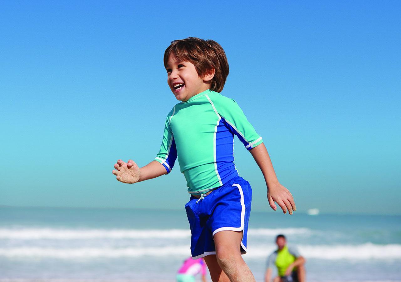 Jumeirah Messilah Beach Kuwait Koweït Extérieur photo A child wearing a rash vest