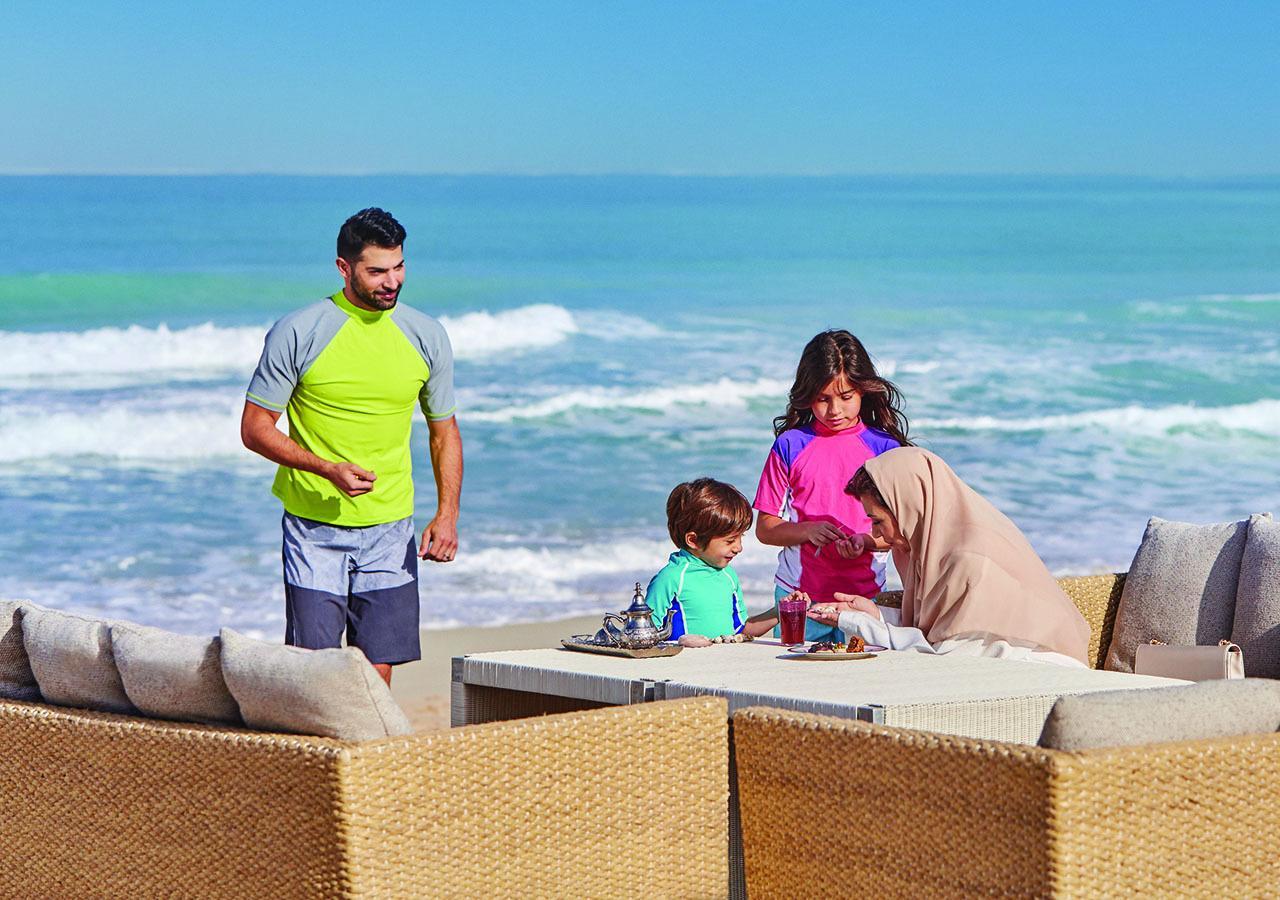 Jumeirah Messilah Beach Kuwait Koweït Extérieur photo Family at the beach
