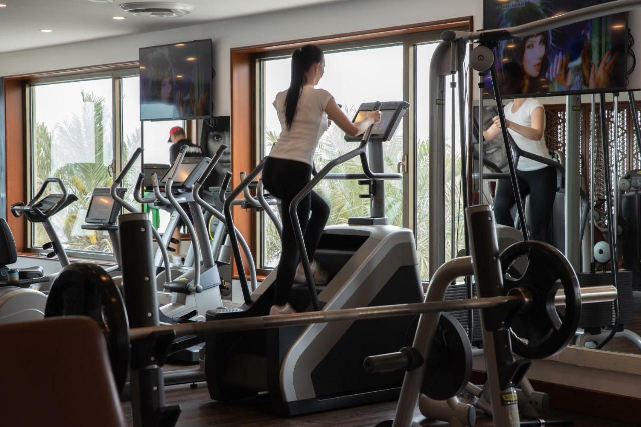 Jumeirah Messilah Beach Kuwait Koweït Extérieur photo A woman on a cross trainer